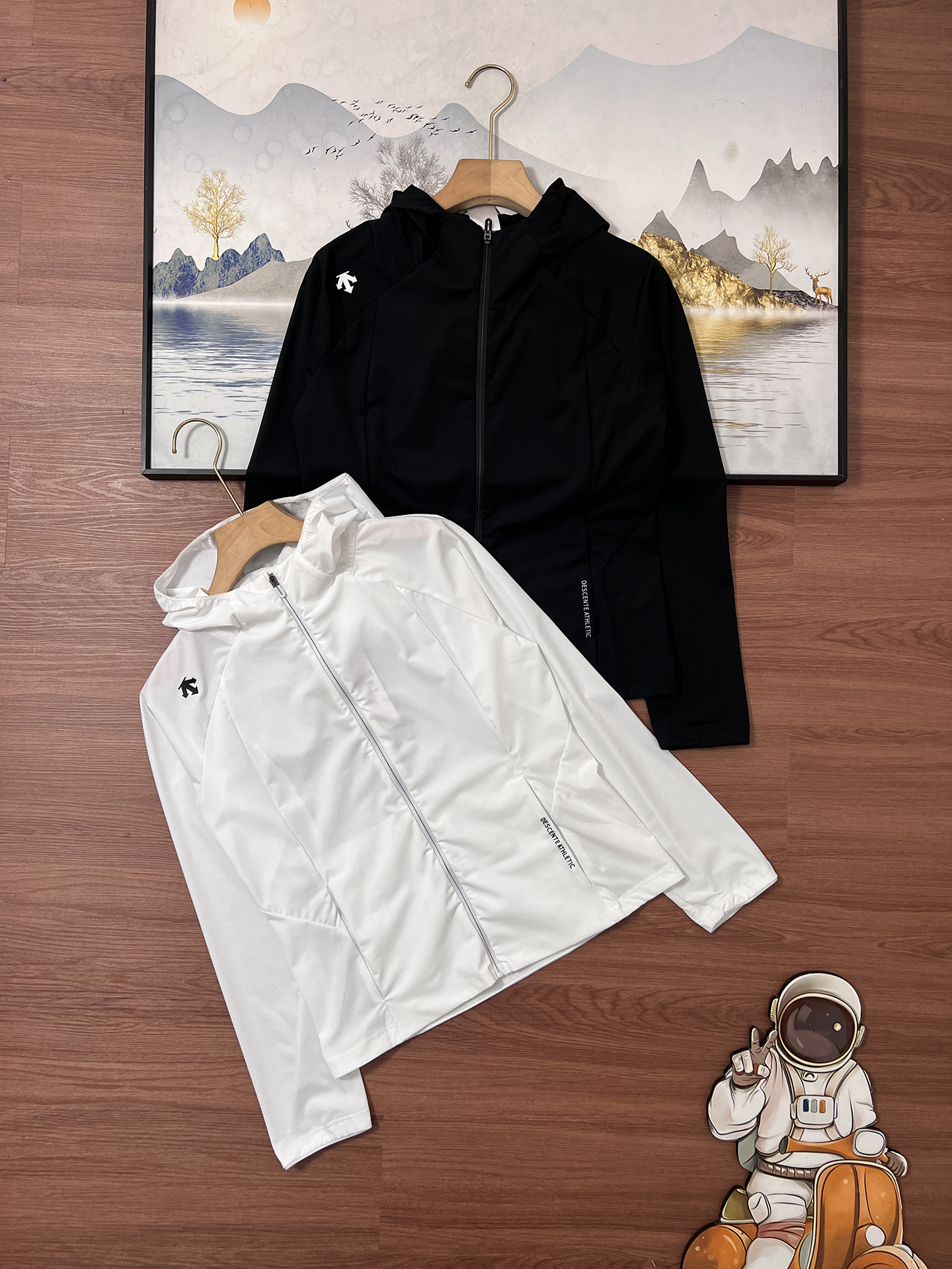 点此购买 迪桑特春秋季女款连帽防晒外套 kad 343868