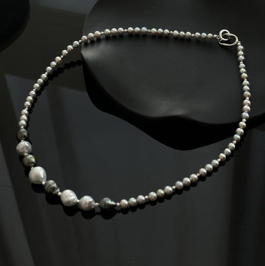 纯海水珍珠巴洛克，澳白+大溪地+akoya，
巴洛克有天然的生长纹路。但是更显得天然，喜欢。 商品图6