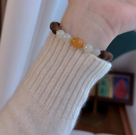 糯糯的真好看，沉香“拿铁”·雅致多宝串 | 温润治愈风：沉香+和田玉+蜜蜡+黄发晶，高端材质，定制腕间香气 商品图4