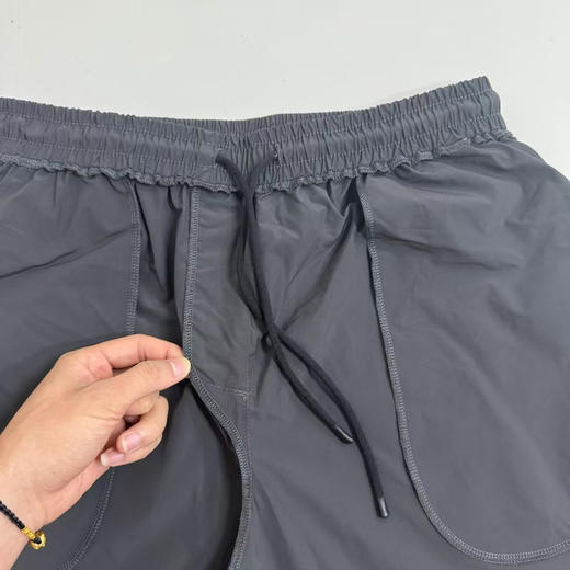 原单正品HH 短裤，刺绣标，轻量化短裤 

弹力腰部，万针刺绣小标，尼龙质感梭织面料，更轻、更有质感，防撕裂

成本高，作福利，两条更优惠！！

灰色/黑色 S-XXL 商品图11