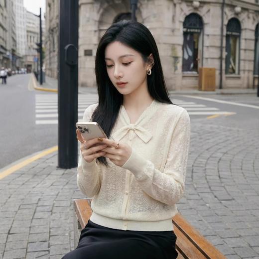 「自」全新升级【铂金会员174/天猫229/差价55】(02728)洛诗琳气质飘带领针织衫2026新款镶钻气质薄款针织上衣 商品图1