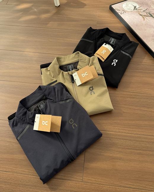 点此购买 on昂跑春夏男女款户外轻量多功能马甲 md 343891 商品图7