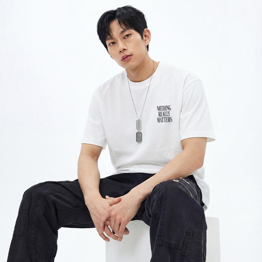 DRONKOO 2026 圆领左胸绣线字母喷色后幅喷色三排字母微阔短袖T恤 商品图2