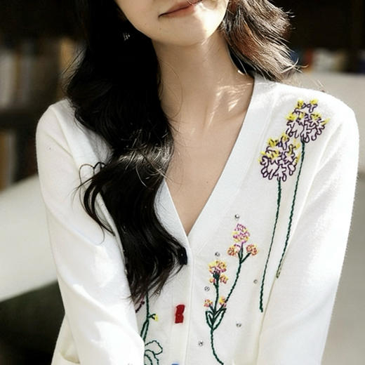 闲趣时光~V领重工彩绘立体刺绣提花6A级白厂丝 羊 毛开衫女 商品图0