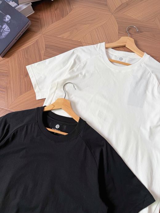 点此购买 lulu露露春夏男士扭缝剪裁运动休闲纯色短袖T恤 tuo 343900 商品图9