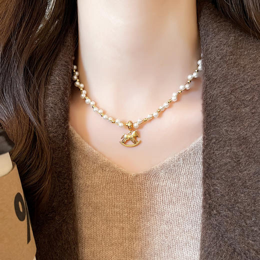 雀说 金色木马珍珠项链复古轻奢高级配饰XL7229 商品图3
