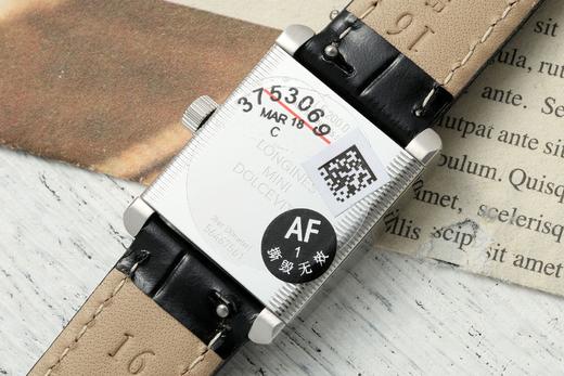 AF开启崭新篇章，浪琴表全新迷你黛绰维纳系列优雅问世！
21.50毫米x 29.00毫米的矩形精钢表壳，银色矩形罗马表盘，饰以复古放射波纹，表盘以3D 雕刻工艺镌刻简约的几何图形，漆绘罗马数字❗️❗️ 商品图6