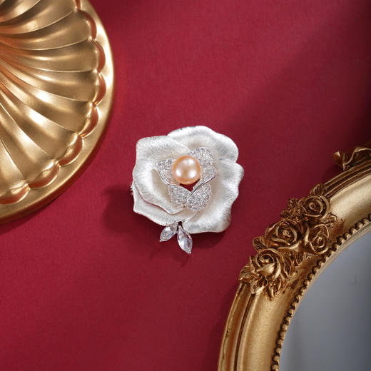 子佩集【芳露凝华】珍珠惜王妃胸针【XXXZ273】白玫瑰2602 商品图1