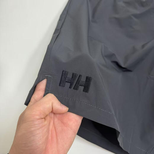 原单正品HH 短裤，刺绣标，轻量化短裤 

弹力腰部，万针刺绣小标，尼龙质感梭织面料，更轻、更有质感，防撕裂

成本高，作福利，两条更优惠！！

灰色/黑色 S-XXL 商品图8