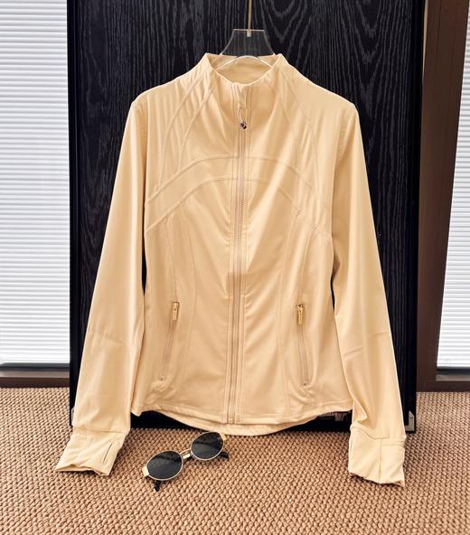 点此购买 lulu露露 Define系列Nulu面料女士金标拉链运动夹克外套 LL 343888 商品图7