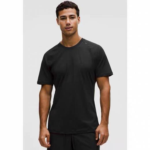 点此购买 lulu露露春夏男士扭缝剪裁运动休闲纯色短袖T恤 tuo 343900 商品图2