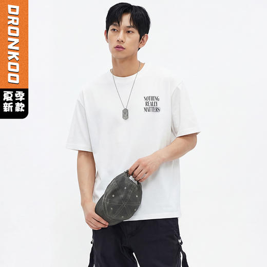 DRONKOO 2026 圆领左胸绣线字母喷色后幅喷色三排字母微阔短袖T恤 商品图0