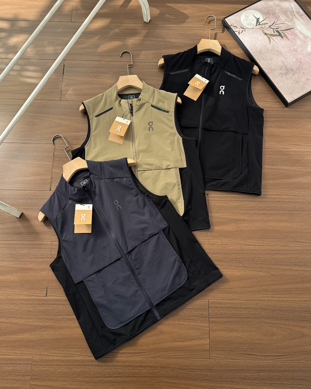 点此购买 on昂跑春夏男女款户外轻量多功能马甲 md 343891