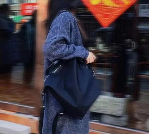 一店d 珑骧Le Pliage Energy 32系列双肩 把法式优雅背在身上了 极简的精致与随性 这只双肩包真的太好背了 它家经典的环保尼龙材质 轻到像没背东西 轻、能装、耐造！ 商品图7