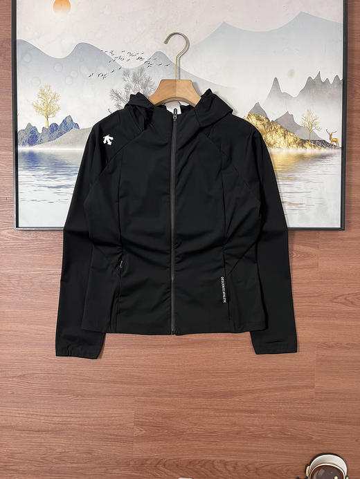 点此购买 迪桑特春秋季女款连帽防晒外套 kad 343868 商品图2