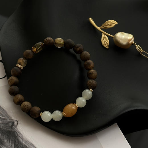糯糯的真好看，沉香“拿铁”·雅致多宝串 | 温润治愈风：沉香+和田玉+蜜蜡+黄发晶，高端材质，定制腕间香气 商品图5