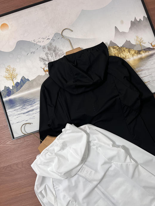 点此购买 迪桑特春秋季女款连帽防晒外套 kad 343868 商品图9