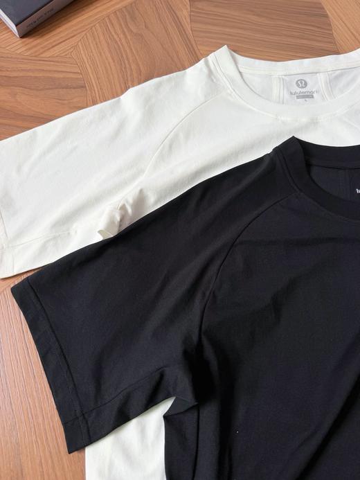 点此购买 lulu露露春夏男士扭缝剪裁运动休闲纯色短袖T恤 tuo 343900 商品图12