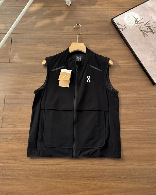 点此购买 on昂跑春夏男女款户外轻量多功能马甲 md 343891 商品图1