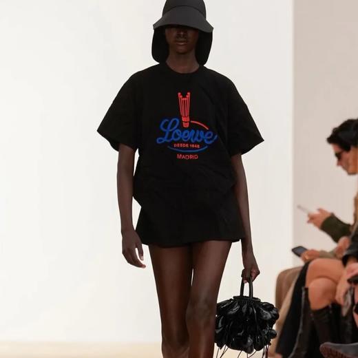 Lo*we罗*威 秀场款~独特捏褶工艺草写字母王冠图案复古男女款纯棉短袖 商品图0