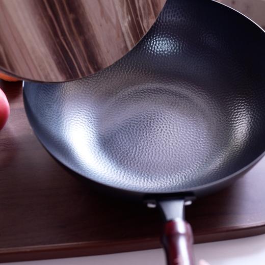 疯抢中！！【CCTV央视推荐】【章丘真手打·钛锅&铁锅】无涂层免开锅 不生锈不粘锅 送送锅盖+手提礼盒装 商品图4