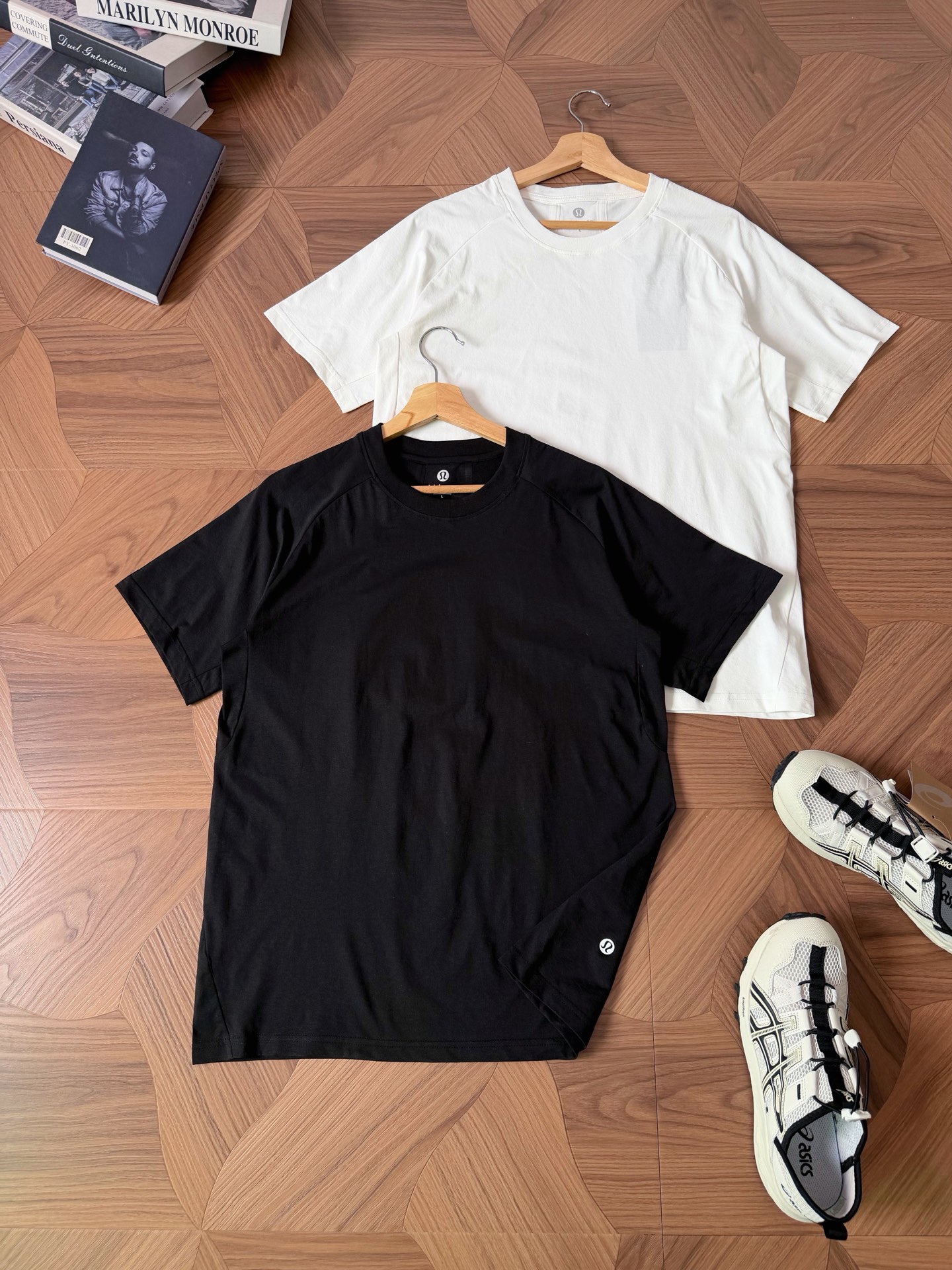 点此购买 lulu露露春夏男士扭缝剪裁运动休闲纯色短袖T恤 tuo 343900