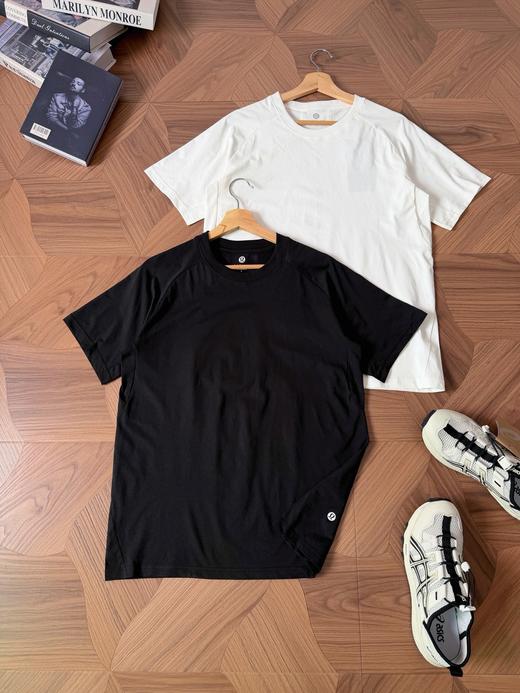 点此购买 lulu露露春夏男士扭缝剪裁运动休闲纯色短袖T恤 tuo 343900 商品图0