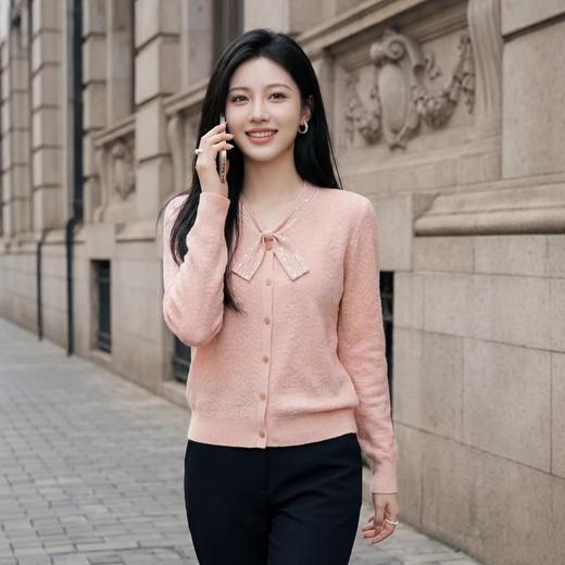 「自」全新升级【铂金会员174/天猫229/差价55】(02728)洛诗琳气质飘带领针织衫2026新款镶钻气质薄款针织上衣 商品图0