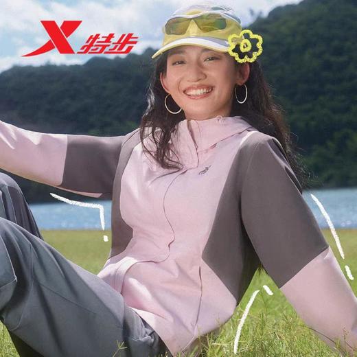6楼特步运动女士梭织厚外套-生物基防泼水、耐磨974128160033奶昔粉/溢格灰 商品图1