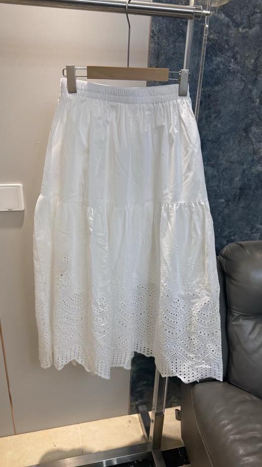 F033117春夏新款温柔时尚百搭休闲白色镂空刺绣A字大摆廓形半身裙 商品图2