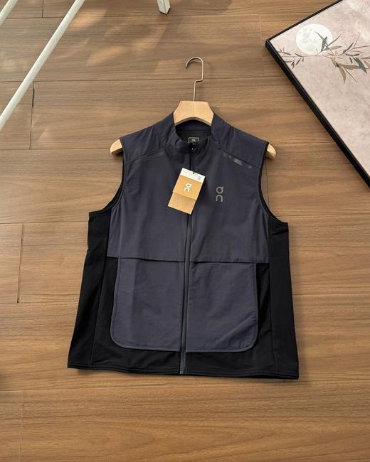 点此购买 on昂跑春夏男女款户外轻量多功能马甲 md 343891 商品图3