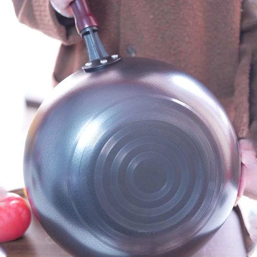 疯抢中！！【CCTV央视推荐】【章丘真手打·钛锅&铁锅】无涂层免开锅 不生锈不粘锅 送送锅盖+手提礼盒装 商品图2