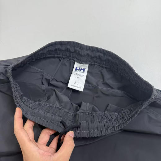 原单正品HH 短裤，刺绣标，轻量化短裤 

弹力腰部，万针刺绣小标，尼龙质感梭织面料，更轻、更有质感，防撕裂

成本高，作福利，两条更优惠！！

灰色/黑色 S-XXL 商品图5