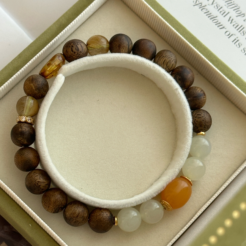 糯糯的真好看，沉香“拿铁”·雅致多宝串 | 温润治愈风：沉香+和田玉+蜜蜡+黄发晶，高端材质，定制腕间香气