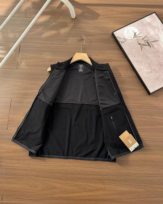 点此购买 on昂跑春夏男女款户外轻量多功能马甲 md 343891 商品图10