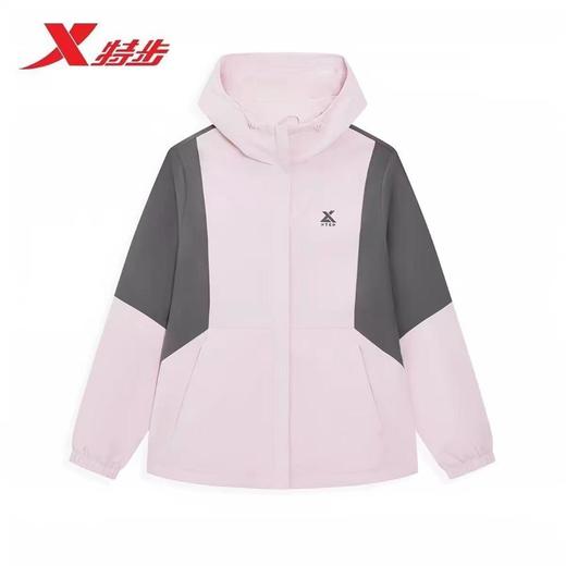 6楼特步运动女士梭织厚外套-生物基防泼水、耐磨974128160033奶昔粉/溢格灰 商品图2