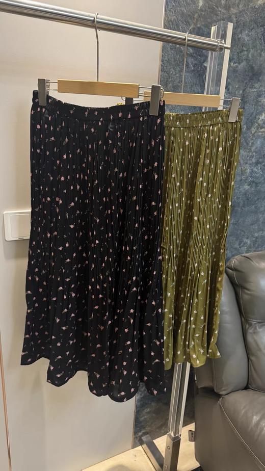 F033116春夏新款时尚休闲百搭橄榄绿碎花压褶高腰A字大摆廓形半身裙 商品图2