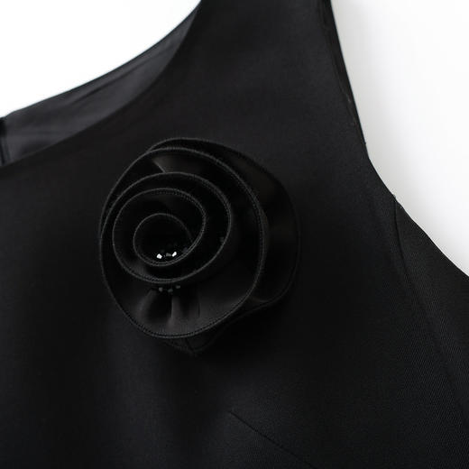 「高货wl」全新升级【铂金会员349/天猫469/差价120】(05523)洛诗琳设计感斜裁背心连衣裙2026夏季花朵胸针显瘦收腰裙 商品图2