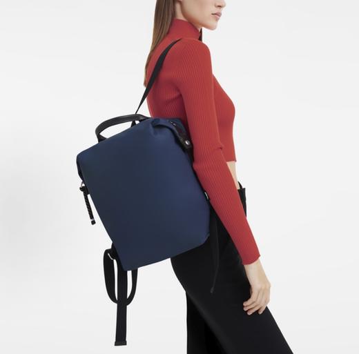 一店d 珑骧Le Pliage Energy 32系列双肩 把法式优雅背在身上了 极简的精致与随性 这只双肩包真的太好背了 它家经典的环保尼龙材质 轻到像没背东西 轻、能装、耐造！ 商品图1