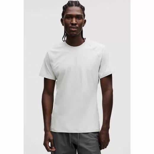 点此购买 lulu露露春夏男士扭缝剪裁运动休闲纯色短袖T恤 tuo 343900 商品图3