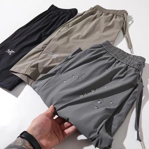 F0331134户外轻量通勤男款速干弹力耐磨拉链口袋软壳短裤 商品图3