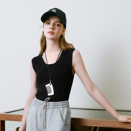 【商场同款】诗凡黎黑色U领针织背心2025夏新款坎肩上衣3G4230652 商品图2