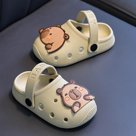 【包头防护！防滑耐穿】儿童凉拖鞋室内外穿卡通卡皮巴拉婴幼儿踩屎感洗澡防滑防臭洞洞鞋。xa 商品图0