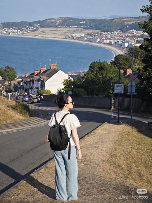 一店d 珑骧Le Pliage Energy 32系列双肩 把法式优雅背在身上了 极简的精致与随性 这只双肩包真的太好背了 它家经典的环保尼龙材质 轻到像没背东西 轻、能装、耐造！ 商品图9