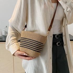 夏季流行草编小包包女新款海边度假编织包休闲百搭斜挎水桶包