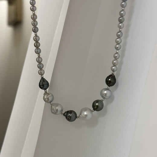 纯海水珍珠巴洛克，澳白+大溪地+akoya，
巴洛克有天然的生长纹路。但是更显得天然，喜欢。 商品图7