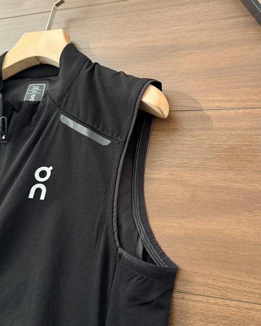 点此购买 on昂跑春夏男女款户外轻量多功能马甲 md 343891 商品图11