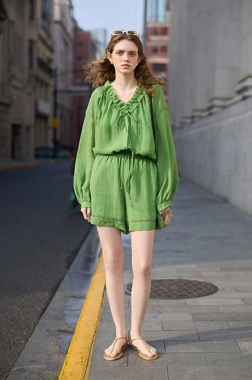 绿野仙踪~显白植物绿设计感V领木耳边苎麻衬衫 商品图4