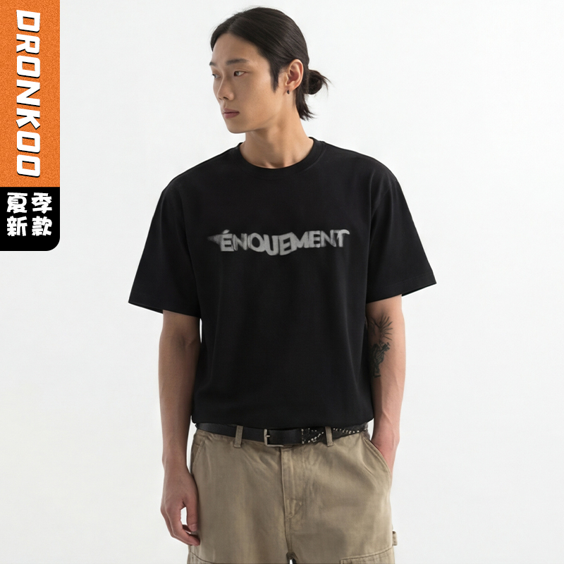 DRONKOO 2026 圆领前字母牙签印后印花微阔短袖T恤
