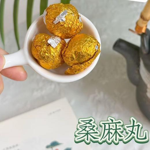 【桑麻丸】配料黑芝麻、桑叶、麦芽糖醇，简单干净，桑叶的“清”和黑芝麻的“补”形成巧妙配合，特别适合这三类人：每天看屏幕超过6小时的上班族、春天容易眼睛发痒的学生党、头发干枯分叉爱掉发的女性 商品图2